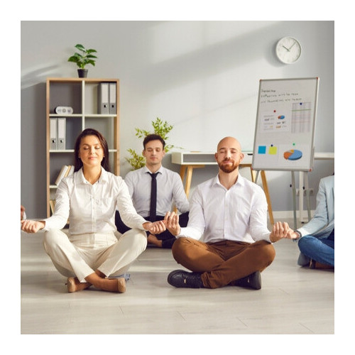 Séance de méditation en groupe dans un environnement professionnel, illustrant la gestion du stress au travail.