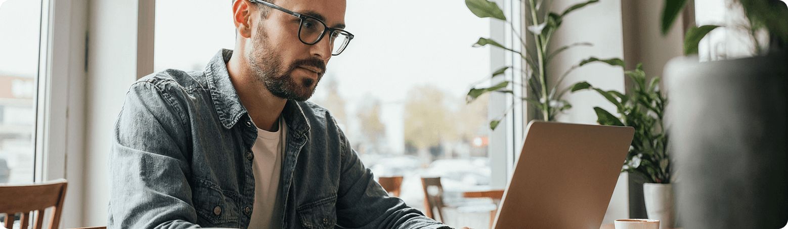 Image Homme sur Ordinateur Apprenant