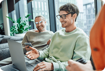 Image Nos Formations en Ligne homme sur ordinateur